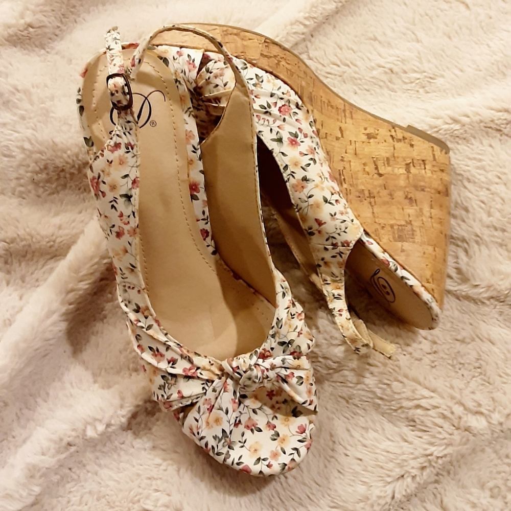 EUC Adorable D Heart Floral Wedges